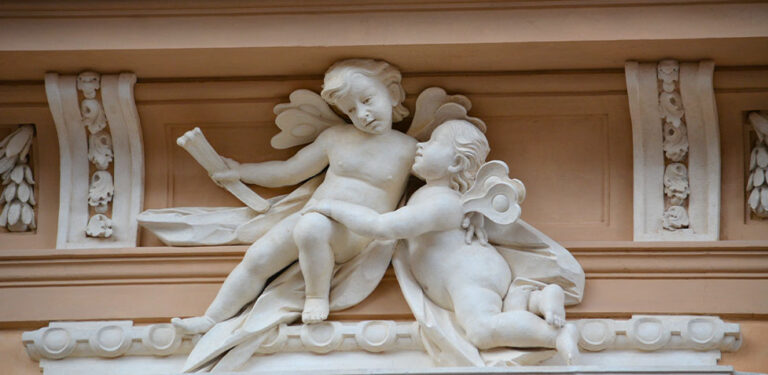 particolare cornicione palazzo